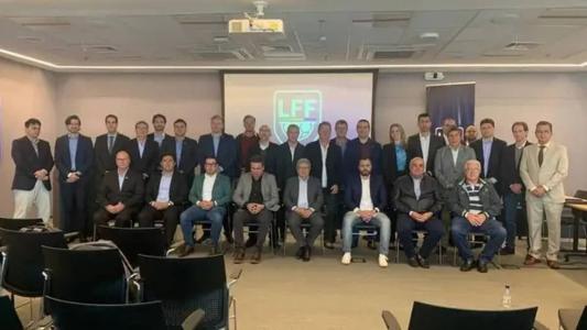 Represententes dos clubes associados à LFF e de investidores após reunião em São Paulo