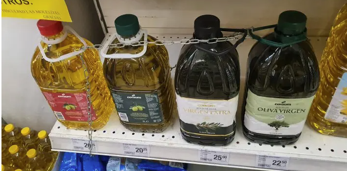 Azeite a preço de ‘ouro’ faz supermercados trancarem o produto; entenda