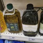 Azeite a preço de ‘ouro’ faz supermercados trancarem o produto; entenda