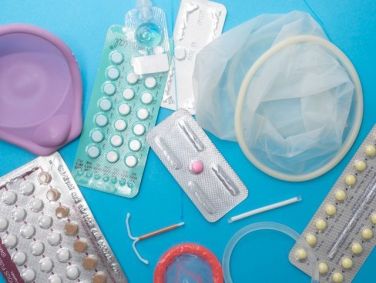 Diferentes métodos contraceptivos, como preservativo, DIU e pílula anticoncepcional