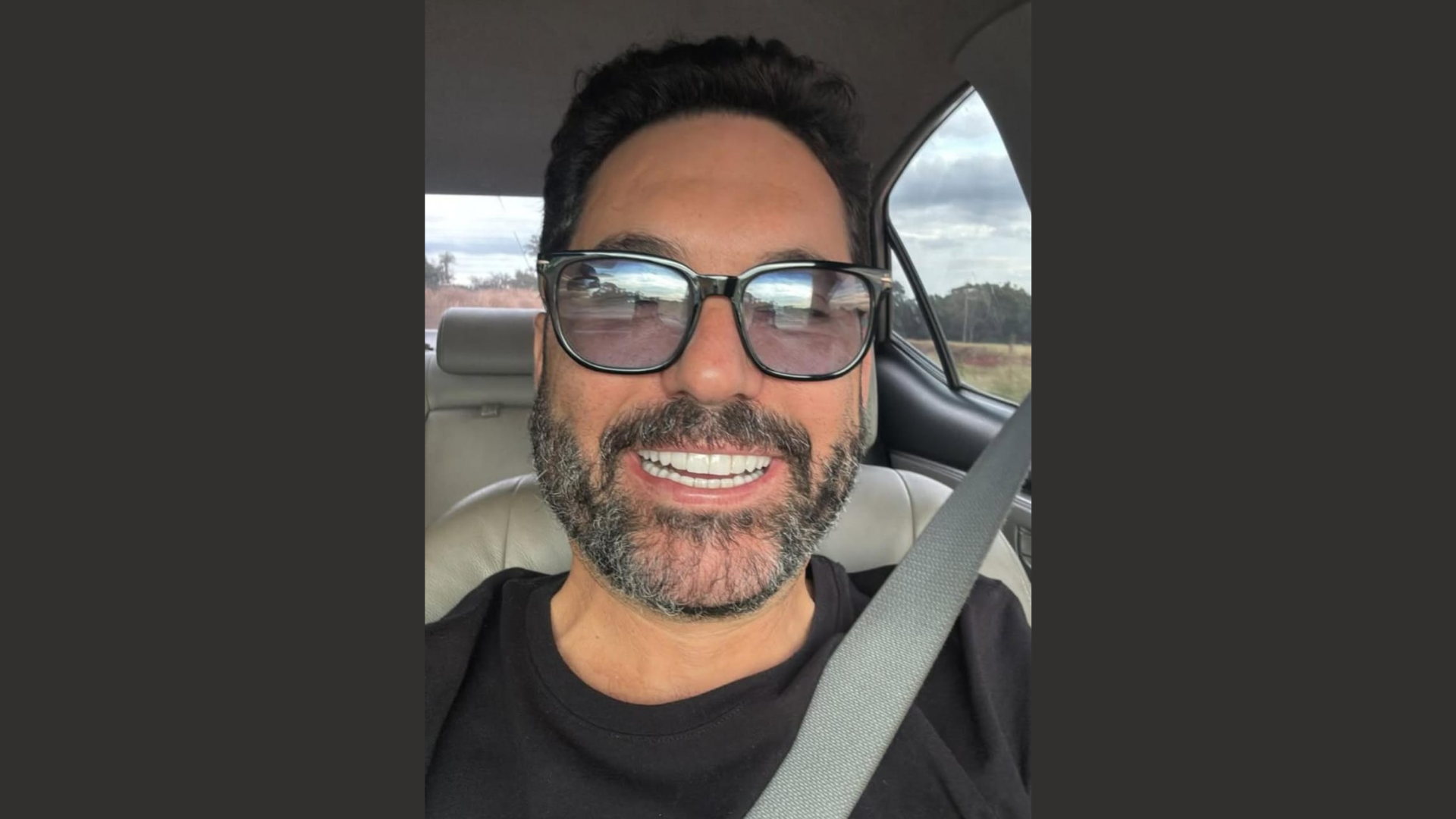 Cantor Edson da dupla com Hudson, perde dente ao roer osso de frango a caminho de show em Goiás