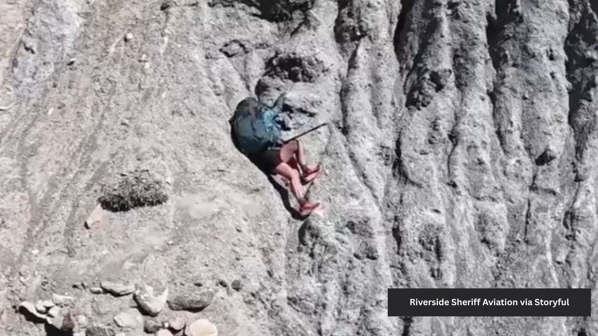 Vídeo impressionante mostra resgate de alpinista pendurado em montanha nos EUA