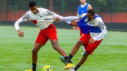 Reservas do Flamengo trabalharam em campo nesta segunda (14), no Ninho do Urubu