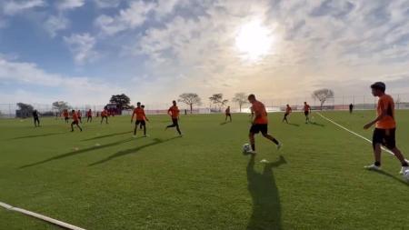 Reservas treinaram com bola no gramado do CT Parque Gigante