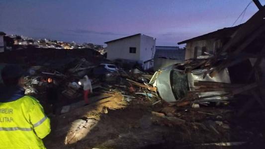 Reservatório de água se rompe e deixa casas inundadas em Florianópolis.