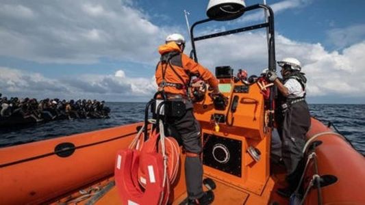 Resgate de migrantes pela tripulação do navio Geo Barents, dos Médicos Sem Fronteiras (MSF)