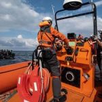 ONGs salvam mais de 100 pessoas de botes no Mediterrâneo