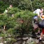 Vídeo: bombeiros resgatam turistas de Taiwan ilhados na cachoeira do Tabuleiro, em Minas