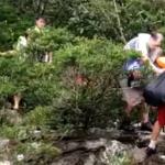 Vídeo: bombeiros resgatam turistas de Taiwan ilhados na cachoeira do Tabuleiro, em Minas