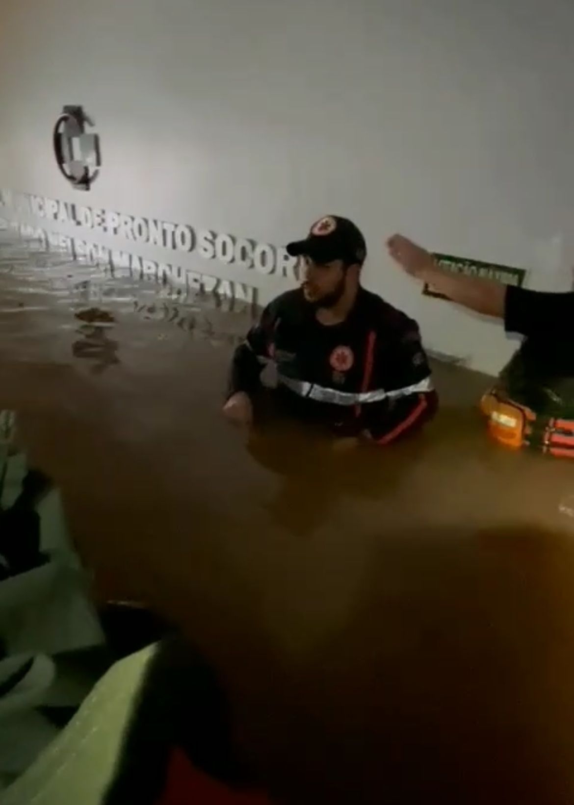Chuva no RS: água bateu três metros de altura, diz PM de SP após resgate em hospital