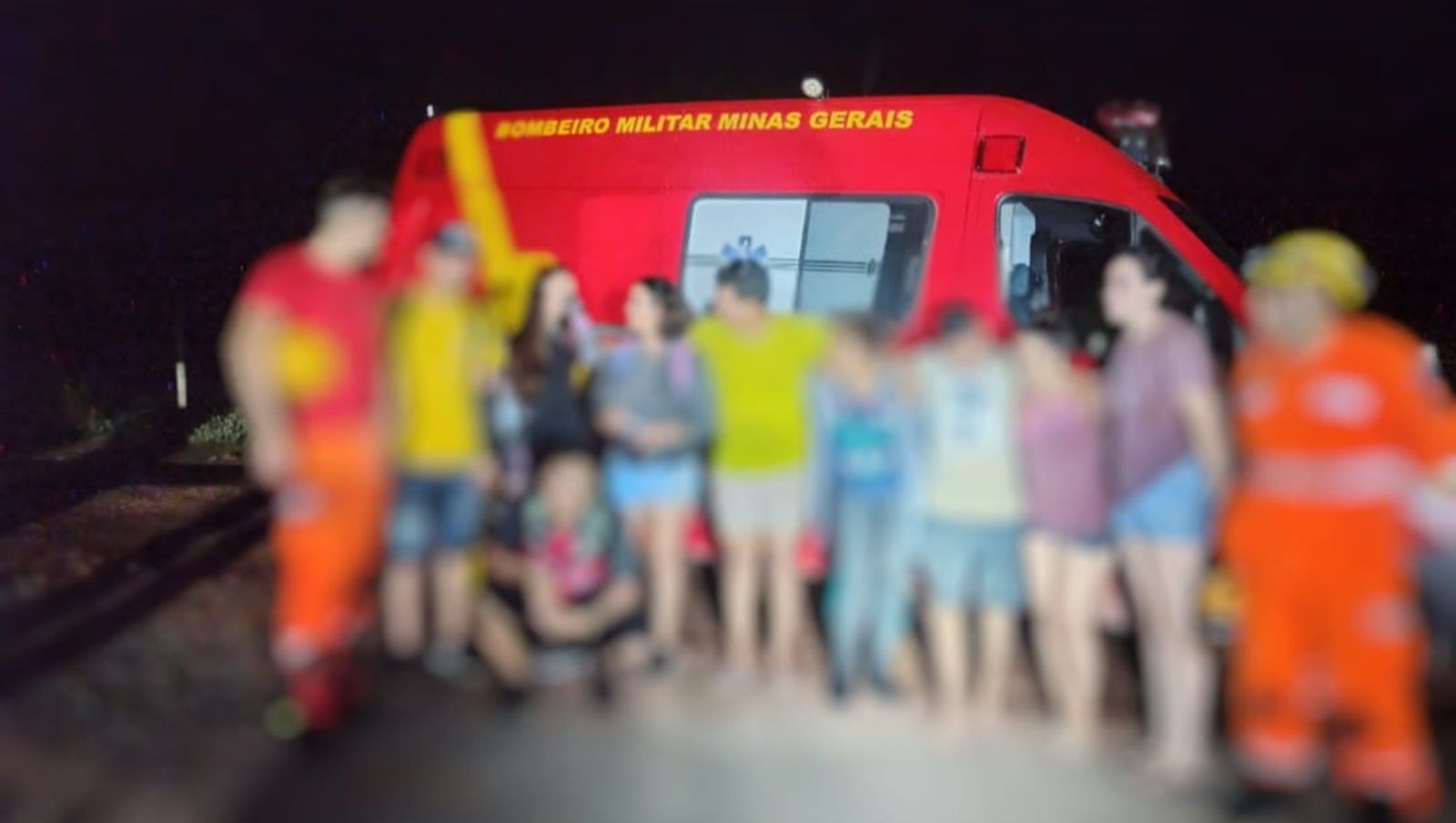 MG: jovem escreve pedido de socorro em sandália e grupo é resgatado em cachoeira