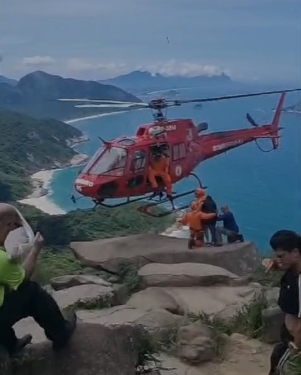 Vídeo: bombeiros resgatam mulher com perna fraturada na Pedra do Telégrafo, no Rio de Janeiro