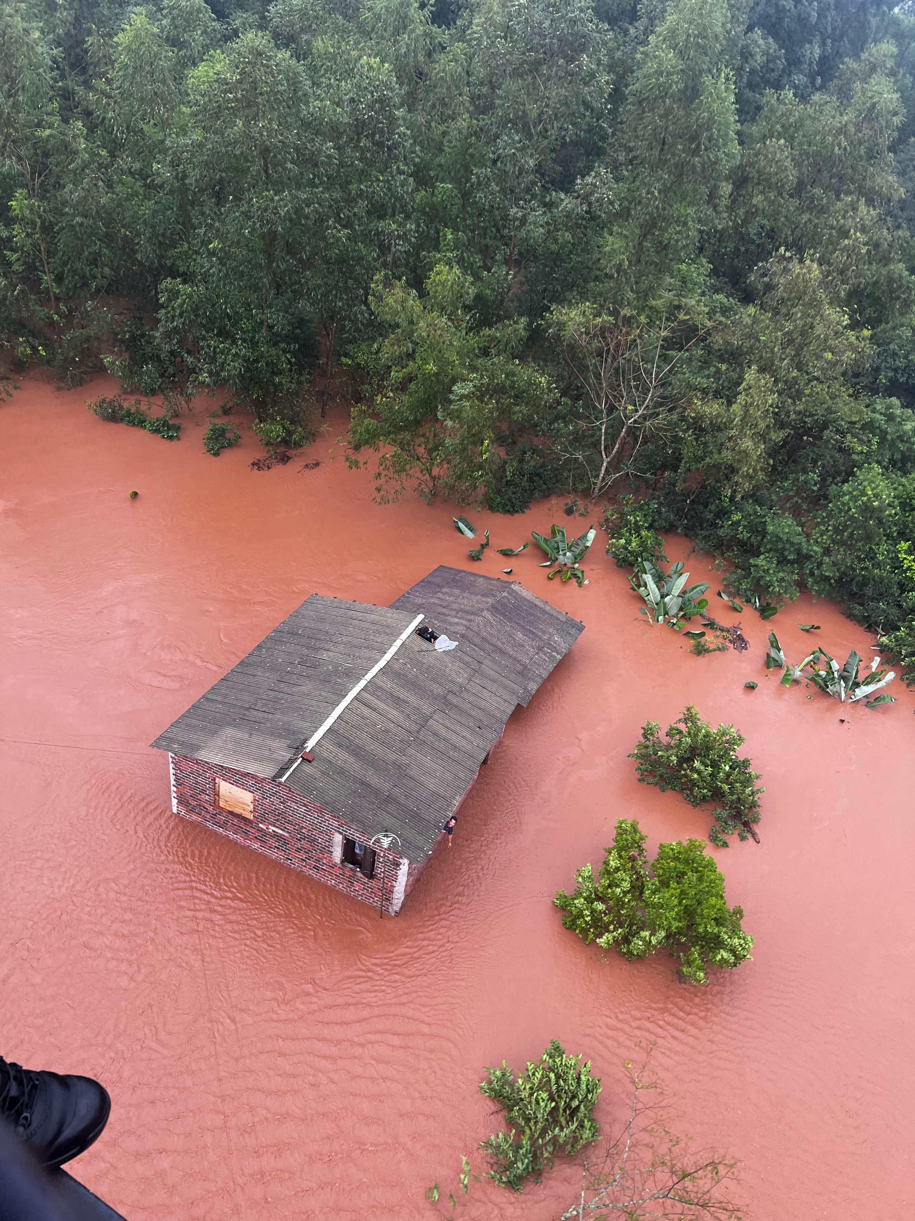 Chuva no RS: cerca  de 250 crianças estão separadas das famílias em Canoas