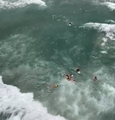 Vídeo: Quatro turistas são resgatados no mar com ajuda de surfistas, no litoral de SP