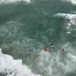 Vídeo: Quatro turistas são resgatados no mar com ajuda de surfistas, no litoral de SP
