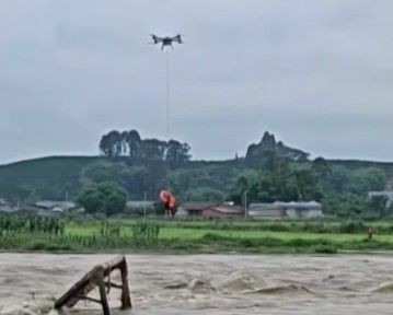 Drone resgata homem no meio de rio e internautas citam Juliana Marins; assista