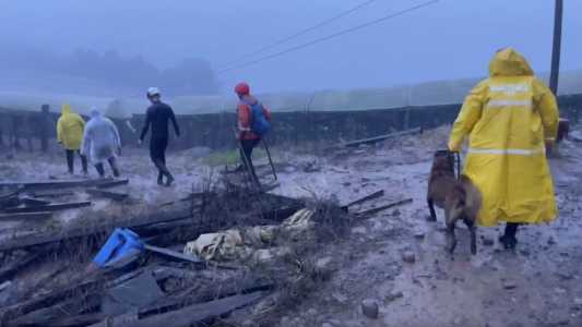 Foto mostra militares do Corpo de Bombeiros de Minas Gerais em ação no Rio Grande do Sul