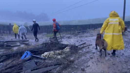 Foto mostra militares do Corpo de Bombeiros de Minas Gerais em ação no Rio Grande do Sul