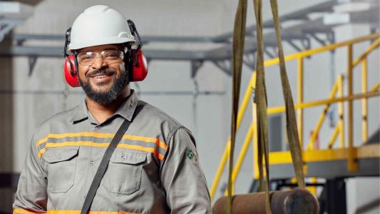 A Política Nacional de Resíduos Sólidos (PNRS) estabelece um marco legal para o gerenciamento de descartes no Brasil