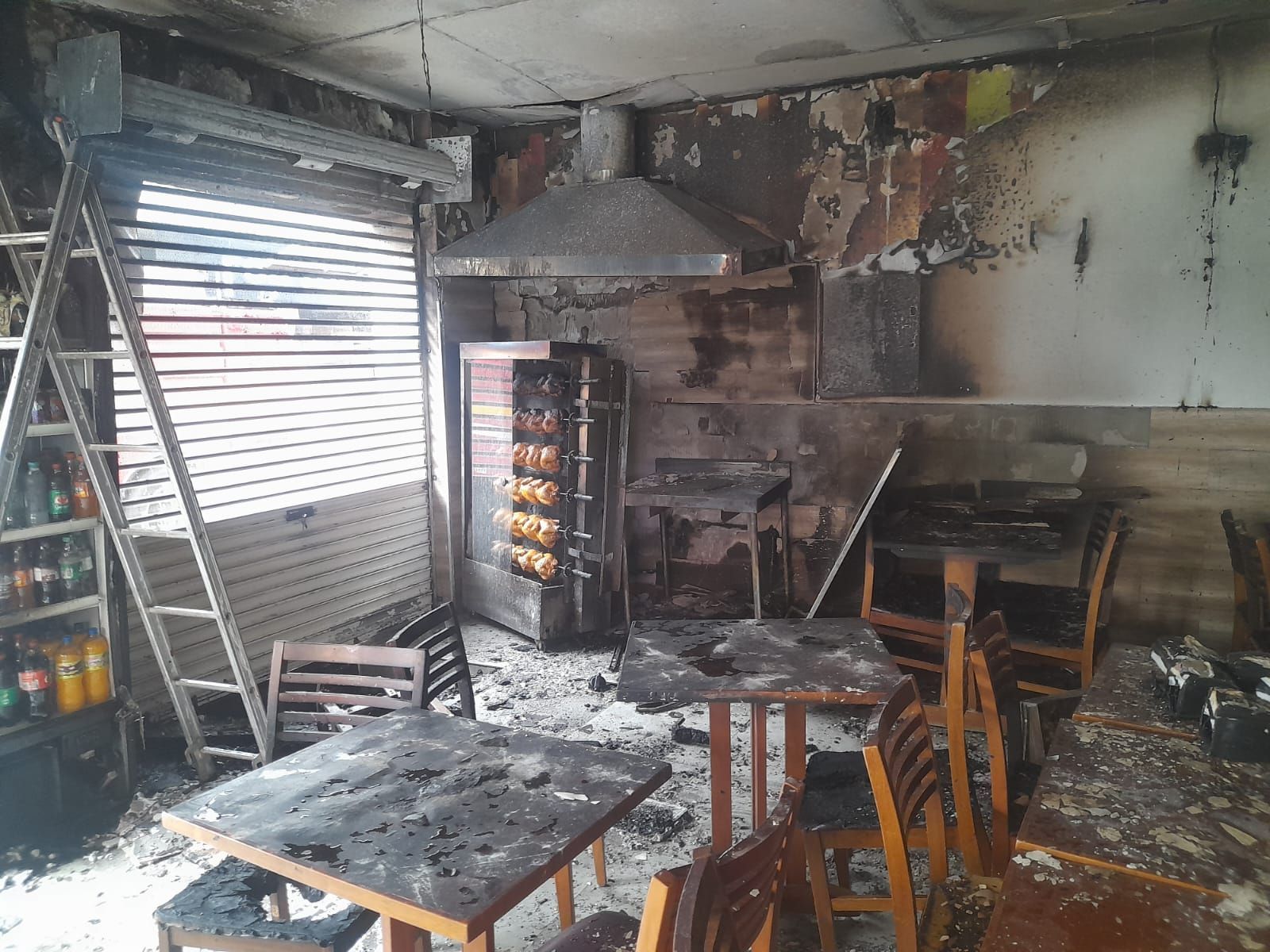 Incêndio destrói restaurante no Centro de Pouso Alegre