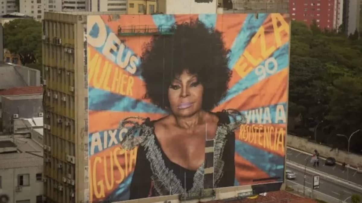 Mural gigante em homenagem a Elza Soares é restaurado em São Paulo
