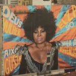 Mural gigante em homenagem a Elza Soares é restaurado em São Paulo
