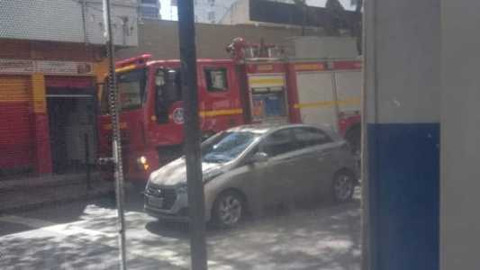 Restaurante pega fogo e bombeiros são acionados