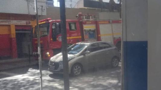 Restaurante pega fogo e bombeiros são acionados