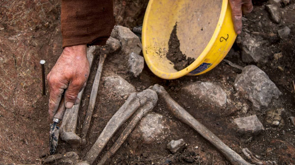 Túmulo de sacerdote há 3 mil anos é descoberto por arqueólogos no Peru