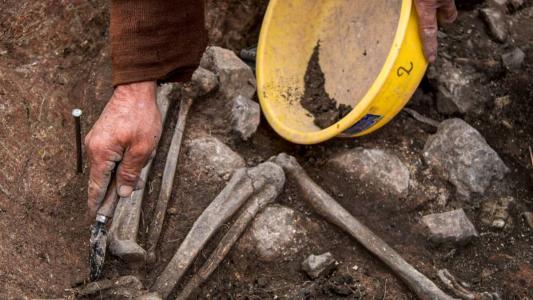 Restos mortais encontrados no sitio arqueológico