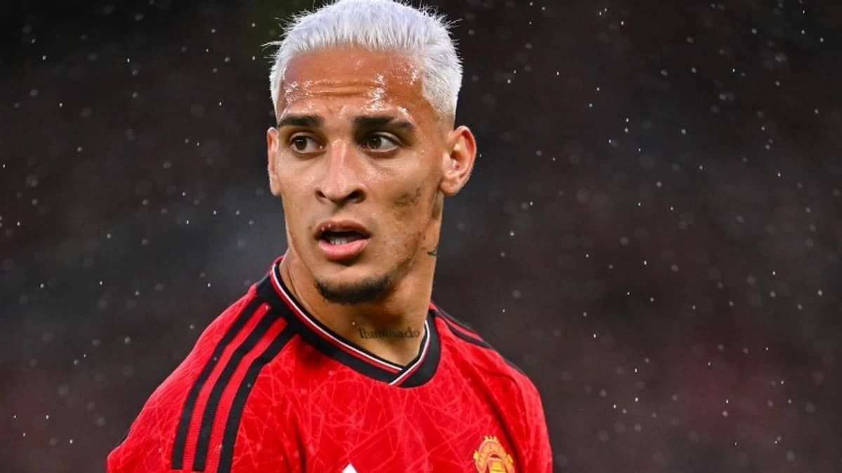 Manchester United adia retorno de Antony, acusado de agredir a ex