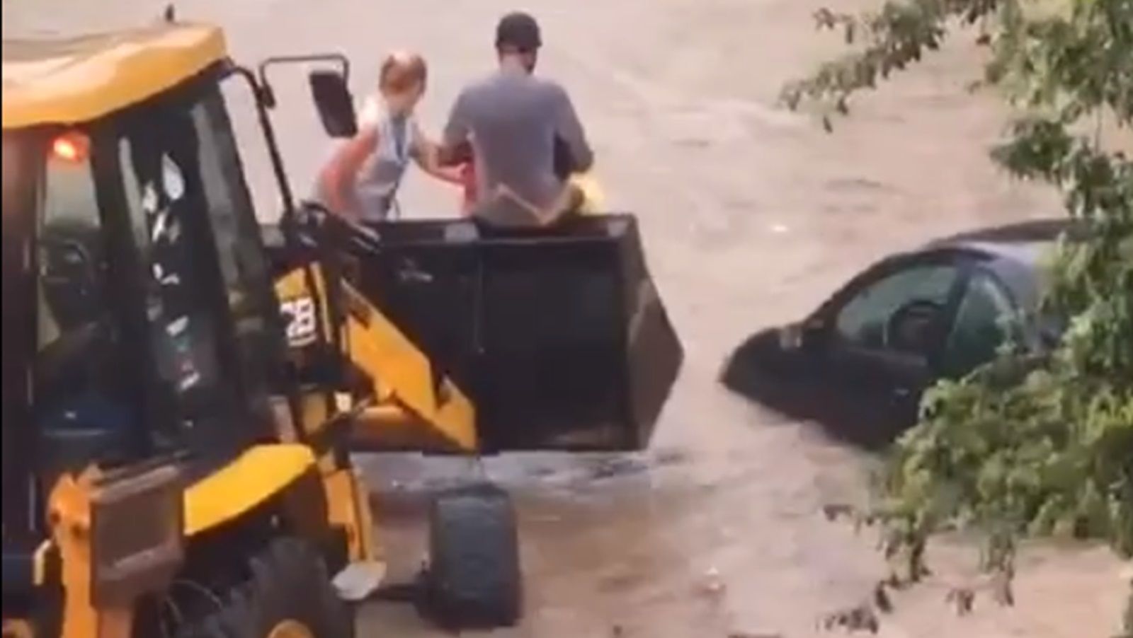 Vídeo: moradores da Grande BH são resgatados por retroescavadeira durante chuva