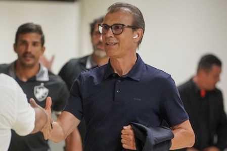 Treinador Milton Mendes quando ainda comandava o Retrô-PE