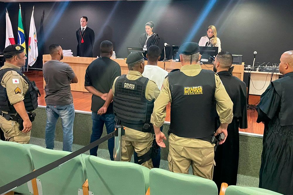 Réu é absolvido de homicídio, mas acaba detido minutos depois com droga no tribunal