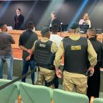 Réu é absolvido de homicídio, mas acaba detido minutos depois com droga no tribunal