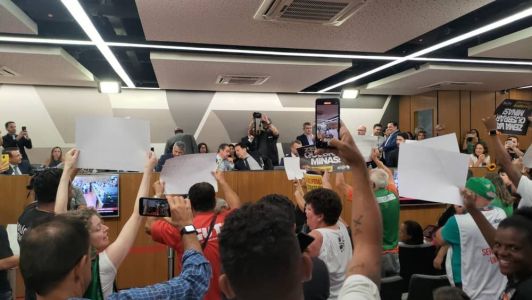 Reunião da Comissão de Administração Pública foi marcada por pressão de servidores