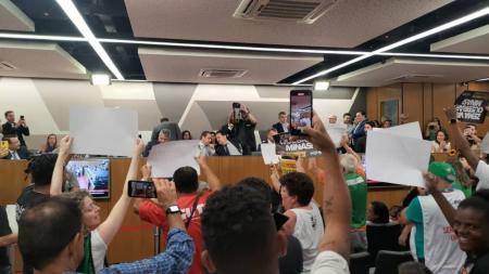 Reunião da Comissão de Administração Pública foi marcada por pressão de servidores