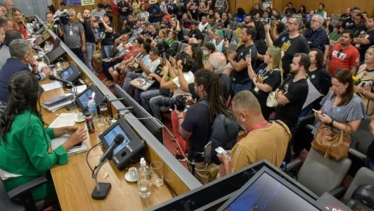 Reunião da Comissão de Administração Pública da ALMG foi marcada por pressão de servidores, que lotaram auditório da Casa