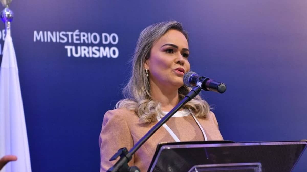Ministra marca reunião com servidores do Turismo e deve confirmar saída da pasta