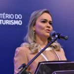 Ministra marca reunião com servidores do Turismo e deve confirmar saída da pasta