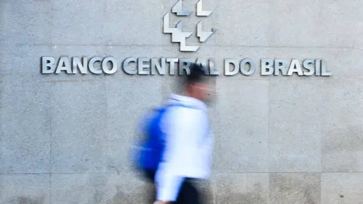 Sob pressão do governo, Banco Central mantém taxa de juros em 13,75% ao ano