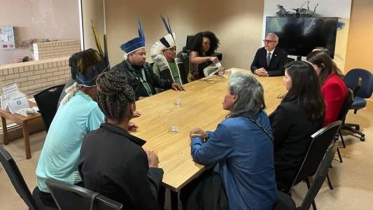 Reunião entre atingidos e autoridades na Austrália