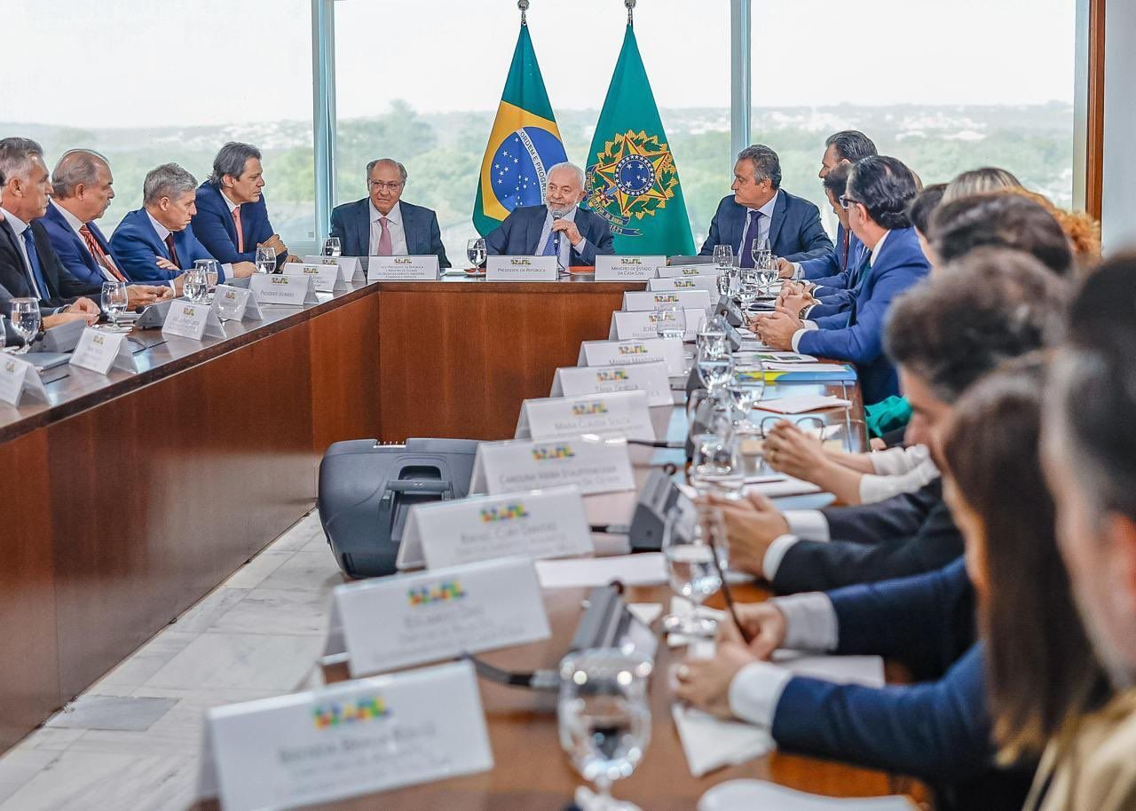 ‘Esse país precisa parar de ter gente vivendo de dividendos’, diz Lula em reunião com o setor de alimentos