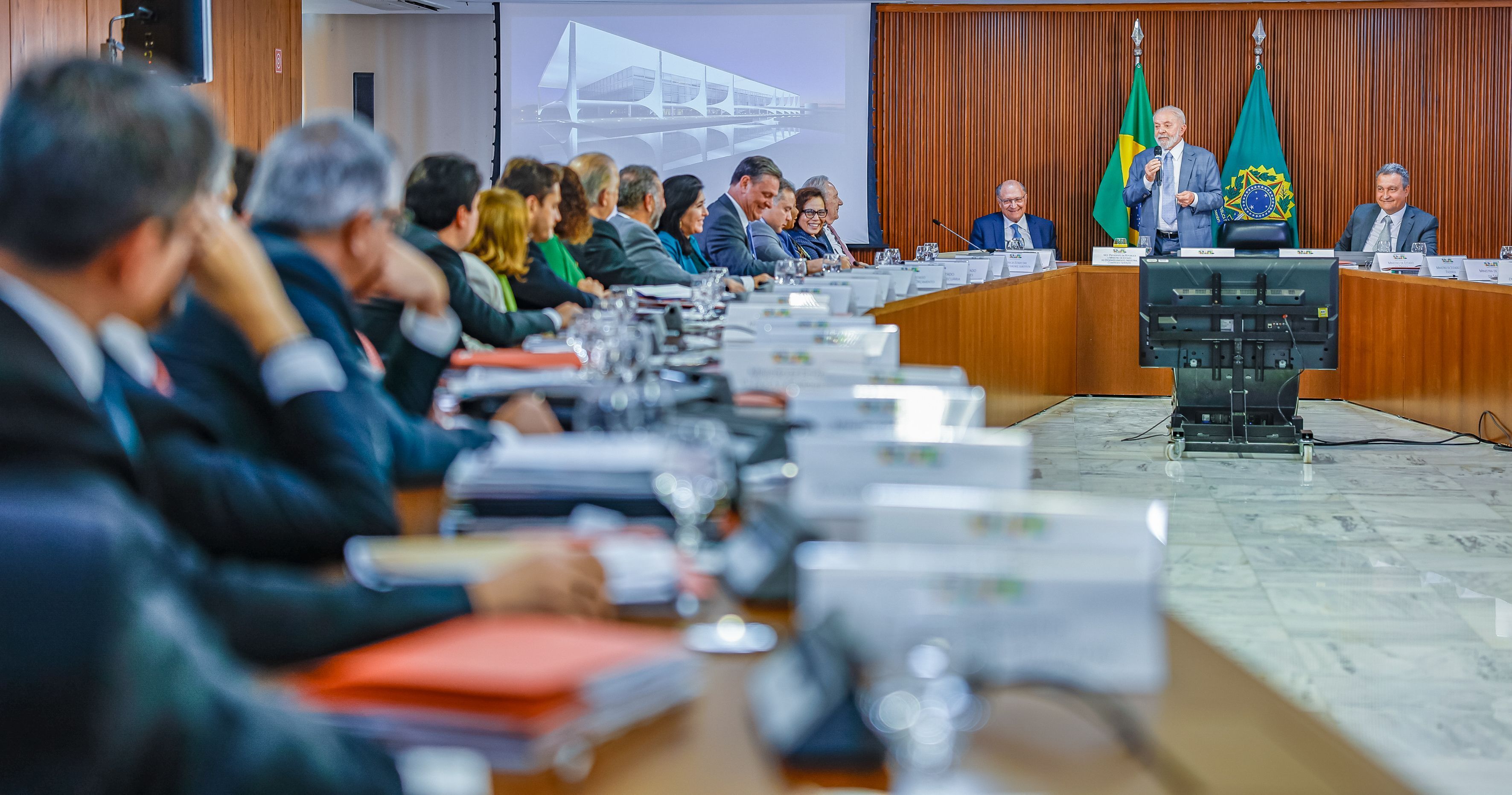Lula reúne equipe e deve oficializar saída de quase metade dos ministros