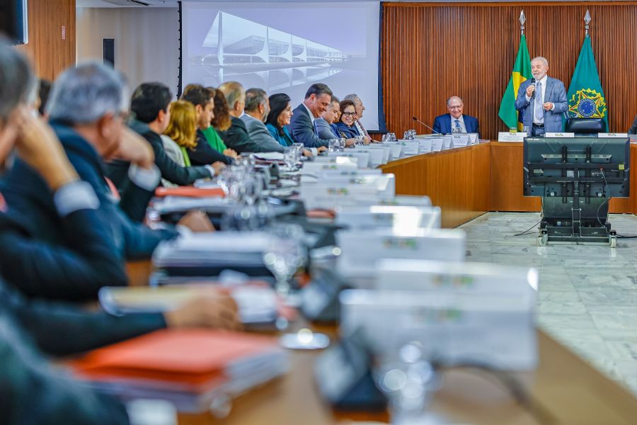 Lula reúne equipe e deve oficializar saída de quase metade dos ministros