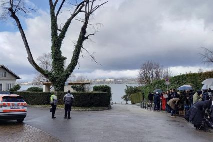Agentes da polícia fazem a guarda em frente à residência do embaixador de Omã, onde estão ocorrendo as negociações nucleares indiretas entre os Estados Unidos e o Irã