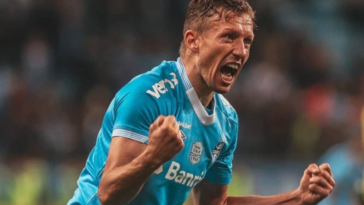 Lucas Leiva anuncia aposentadoria no Grêmio por problema cardíaco