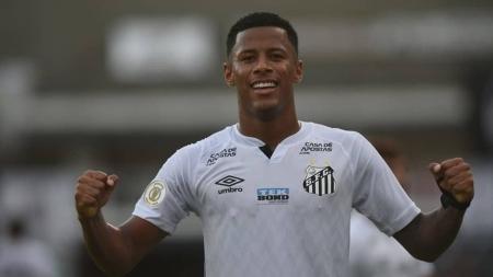 Revelado pelo Santos, Arthur acumulou empréstimos, protagonismo e voo para Europa