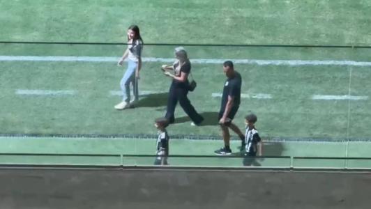 Réver curtiu em família os últimos momentos como jogador na Arena MRV