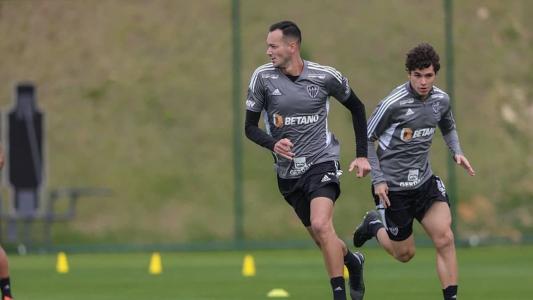 Réver é uma das opções para compor a zaga do Atlético